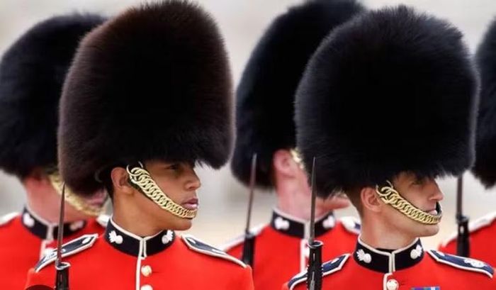 Họ không đứng gác chỉ để "làm cảnh". King's Guard là một nhiệm vụ quân sự thực sự. Những người lính đang làm nhiệm vụ tại cung điện là lực lượng chịu trách nhiệm bảo vệ khu vực được giao.