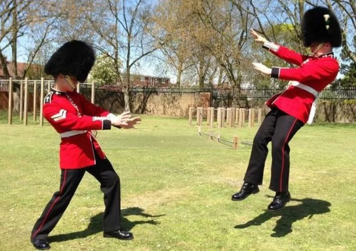 Chẳng hạn Coldstream Guards có cúc áo xếp thành từng cặp, trong khi Scots Guards có những đặc điểm nhận diện riêng trên quân phục.