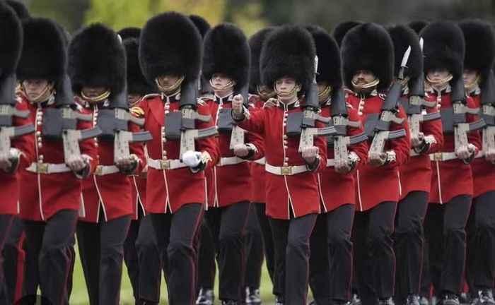 Khi đổi ca, nghi thức bàn giao thậm chí có một chi tiết đặc biệt: đại úy của Old Guard trao "chìa khóa" cho đại úy New Guard. Đây là hành động mang tính biểu tượng cho việc chuyển giao trách nhiệm bảo vệ cung điện.