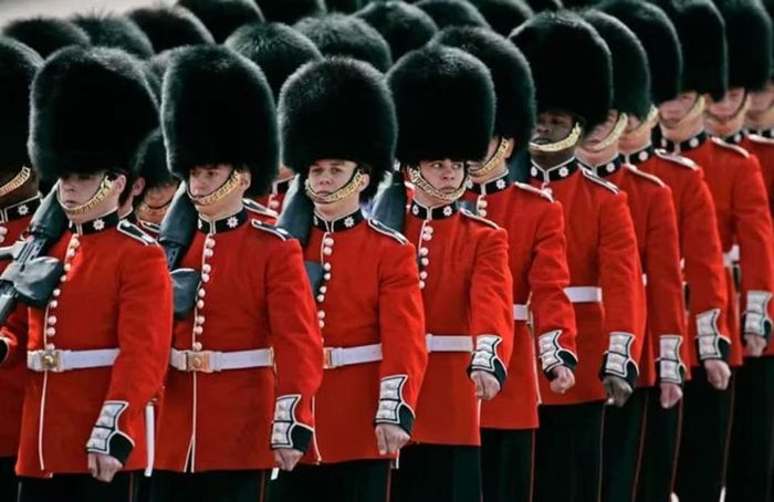 Ngày nay, lễ đổi gác tại Buckingham Palace thường diễn ra lúc 11h và kéo dài khoảng 45 phút. Tuy nhiên, nghi lễ có thể thay đổi hoặc bị hủy vào phút chót, đặc biệt khi thời tiết xấu.
