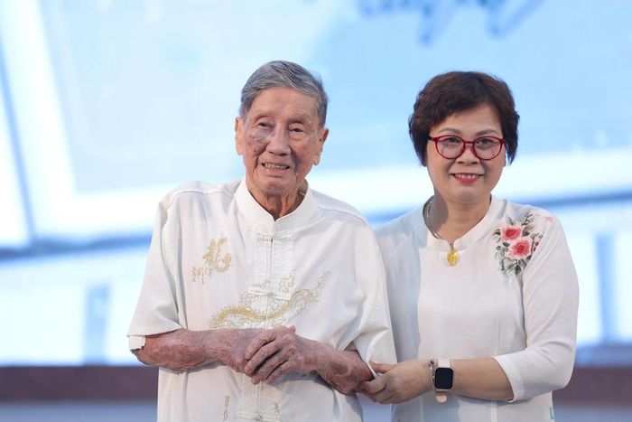Nhạc sĩ Phạm Tuyên và con gái. Ảnh: Hòa Nguyễn