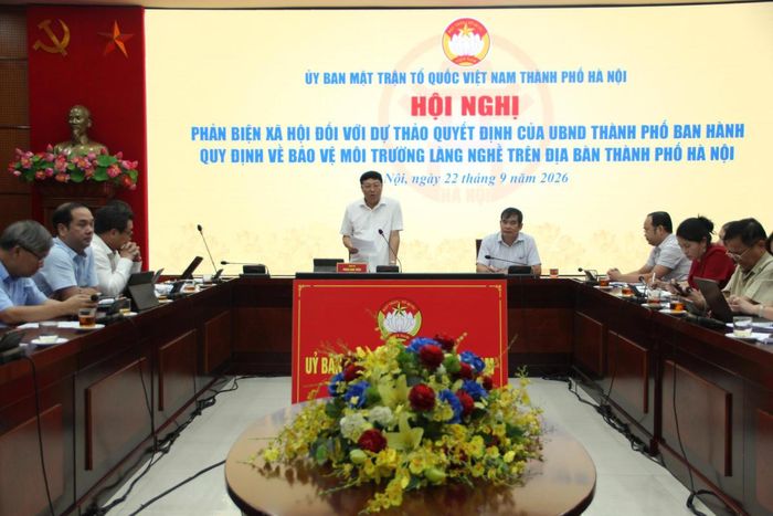 Ông Phạm Anh Tuấn, Phó Chủ tịch Ủy ban MTTQ Việt Nam thành phố Hà Nội phát biểu tại hội nghị phản biện. Ảnh: PV