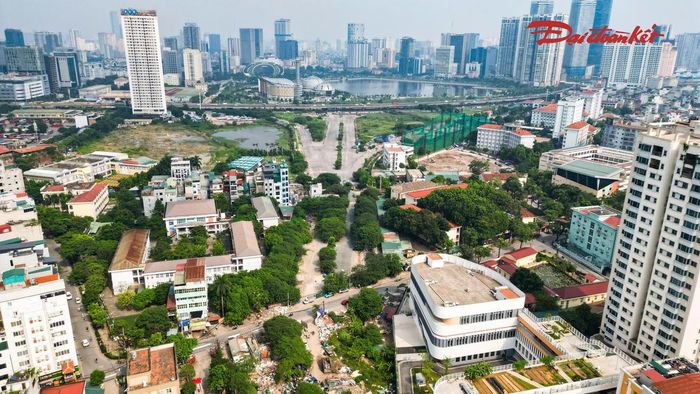 Theo ghi nhận của PV Báo Đại Đoàn Kết ngày 22/9, tại khu vực ngõ 252 Mỹ Đình, nhiều căn nhà nằm trong phạm vi thực hiện dự án đang được tháo dỡ. Một số hộ dân khẩn trương thu dọn đồ đạc, di chuyển tài sản để bàn giao mặt bằng.