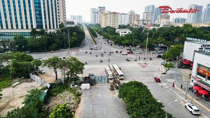 Trong khi hai đầu tuyến giáp đường Phạm Hùng và Lê Đức Thọ cơ bản đã hoàn thiện, đoạn giữa tuyến vẫn chưa thể thi công đồng bộ. Việc tuyến đường chưa được nối thông khiến người dân trong khu vực phải di chuyển qua các tuyến đường nhỏ, gây bất tiện trong sinh hoạt và đi lại.