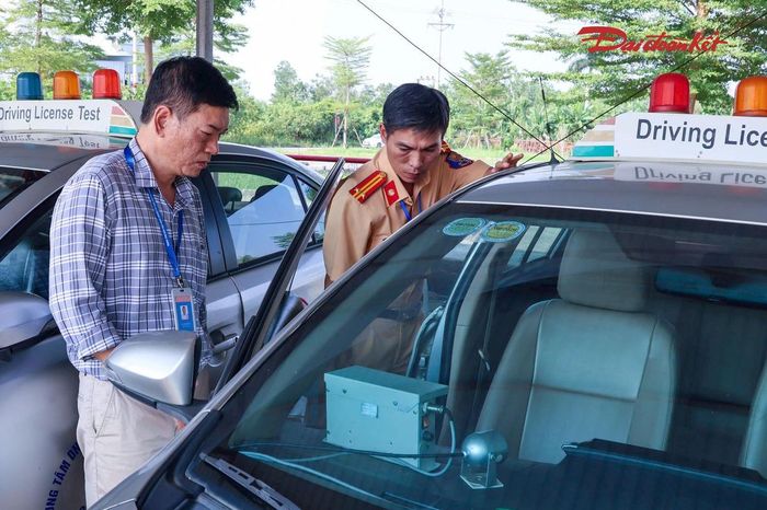 Lực lượng CSGT kiểm tra phương tiện tập lái trước khi ra đường.