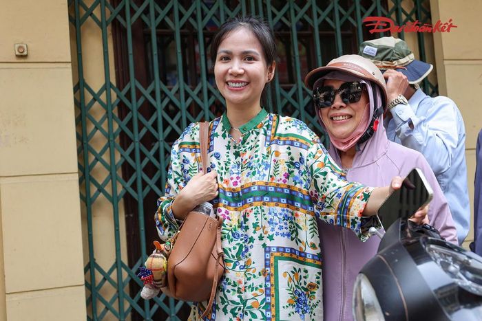 Trong khi đó, chị Lê Nga từ Đà Nẵng vừa đáp chuyến bay xuống Hà Nội đã đến phố Thụy Khuê để mua bánh làm quà biếu người thân.
