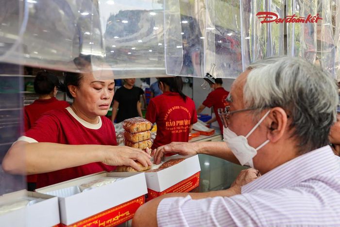 Không chỉ tại phố Thụy Khuê, nhiều cơ sở kinh doanh bánh Trung thu truyền thống khác ở Hà Nội cũng ghi nhận lượng khách tăng cao trong những ngày sát Rằm tháng Tám.