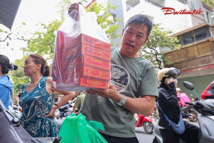 “Năm nào tôi cũng từ Hưng Yên lên đây mua bánh, dù quãng đường không gần. Hôm nay tôi mất hơn 3 tiếng xếp hàng mới mua được bánh”, anh Hoàng chia sẻ.