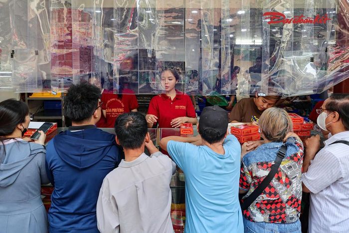 “Vừa bay đến Hà Nội là tôi đến đây ngay để mua bánh. Đông như thế này, tôi cũng không biết đến lượt mình còn bánh hay không”, chị Nga chia sẻ.