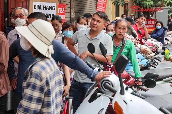 Không ít khách hàng cho biết họ chấp nhận đi quãng đường xa và dành nhiều giờ xếp hàng vì gia đình đã quen với hương vị bánh truyền thống.