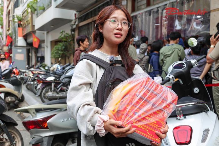 Tương tự, chị Hoàng Vũ Ngọc Hà cho biết, nhà cách cửa hàng gần 20km nhưng năm nào chị cũng đến mua bánh cho người lớn trong gia đình.