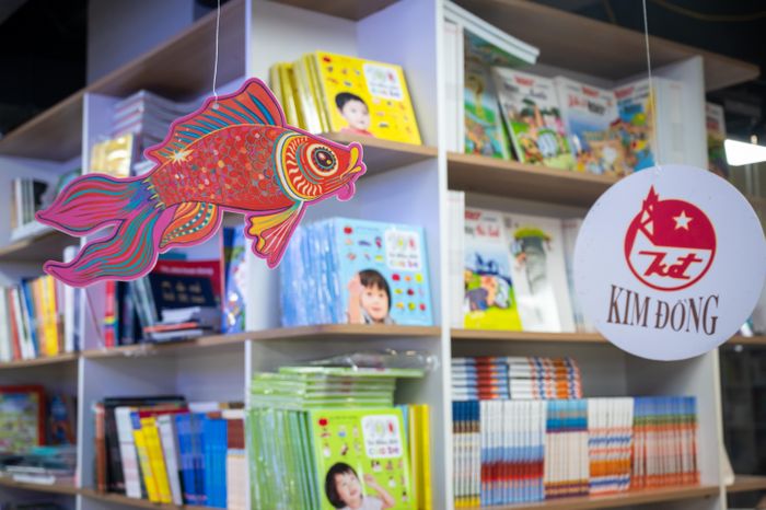  Các chi tiết trang trí phía trong đều được nhà sách sắp đặt cẩn thận, tạo nên một không gian lung linh mùa lễ. 