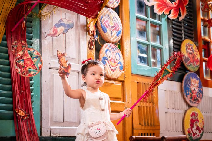 Nhiều gia đình đưa trẻ tới Phố Sách chụp ảnh, đi bộ, kết hợp mua sách cho con đọc vào dịp lễ hội. 