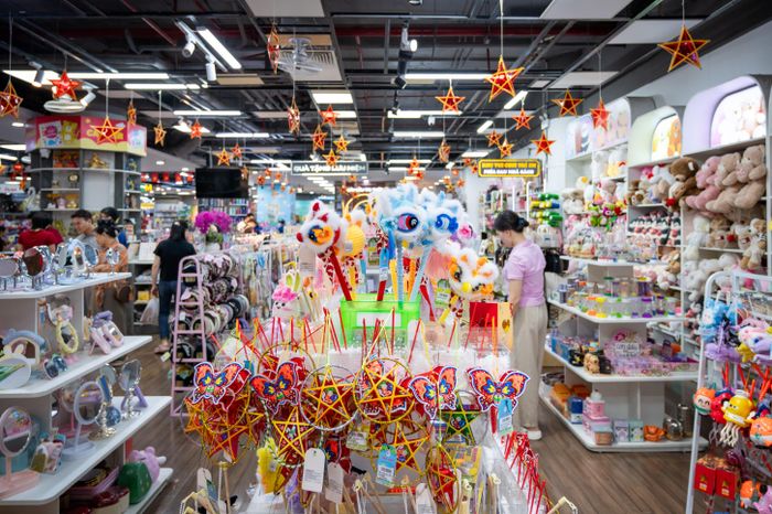 Theo thông tin từ nhà sách Tân Việt, chi nhánh Royal City sẽ tổ chức hoạt náo Trung thu và liên hoan phá cỗ, gồm đại tiệc lân sư và hoạt náo vui nhộn có chú Cuội, chị Hằng, vào 20h ngày 24/9. Đây là sự kiện đặc biệt nhà sách dành tặng các gia đình nhân mùa Trung thu, tạo thêm thời gian gắn kết gia đình cho bố mẹ và con trẻ.