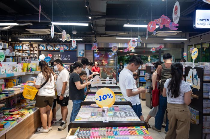  Cũng nhân dịp này, Nhà sách Kim Đồng có nhiều ưu đãi hấp dẫn cho các cuốn sách thiếu nhi, sách mùa Trung thu, đồng thời có các chương trình quà tặng, voucher thẻ cào cho các gia đình tới mua sách. 