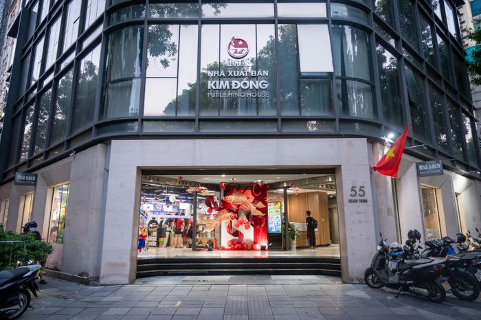  Nhà sách Kim Đồng (Quang Trung, Hà Nội) cũng chuẩn bị trang trí Trung thu từ sớm. Điểm nổi bật của cụm trang trí năm nay là cổng chào ấn tượng, tạo thành khu check-in cho các gia đình. 