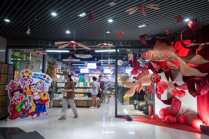 Nhà sách tốn hơn 2 tháng để thiết kế ý tưởng, thực hiện những mô hình trang trí này từ khung mây và giấy dó. Tác phẩm gồm nhiều chi tiết như đèn cá chép trông trăng, đèn lồng chuồn chuồn thủ công, mang tinh thần mộc mạc của dịp lễ Trung thu truyền thống Việt Nam. 