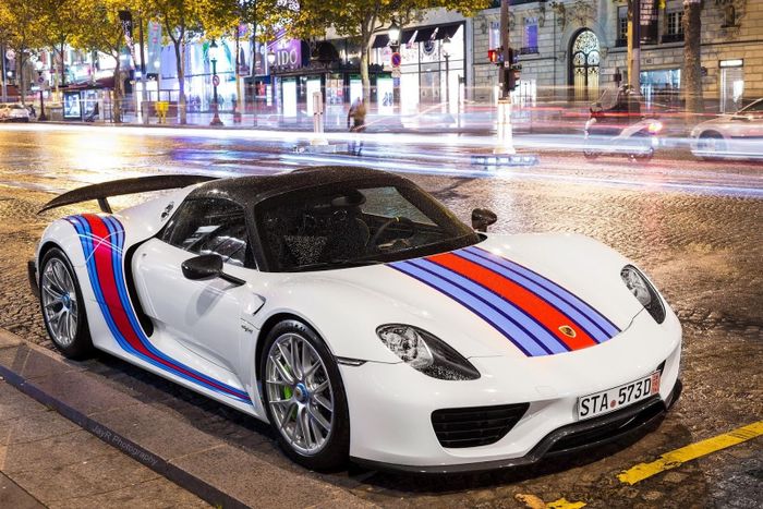  Porsche sẽ tiếp tục tập trung vào xe thể thao, cảm giác lái, hiệu suất vận hành và tính độc quyền. Hãng đồng thời dự kiến tinh giản số lượng biến thể của các dòng xe hiện tại, trong khi vẫn duy trì động cơ đốt trong, hybrid và thuần điện. 