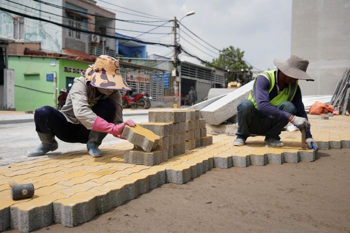  Ông Phạm Văn Hùng, Chỉ huy trưởng công trình cống Phú Định cho biết, đang huy động nhiều cán bộ, kỹ sư, công nhân thi công, kể cả ban đêm, để hoàn thành toàn bộ công trình. 
