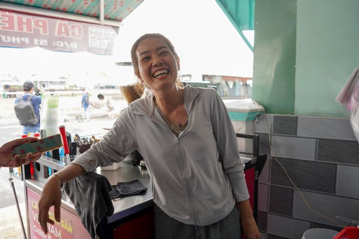 “Khu vực này hồi đó ngập, cỏ sậy mọc đầy xung quanh. Nước ngập kéo theo rác trôi dạt vào nhà. Sau khi làm bờ kè, khu vực này sạch hơn nhiều nên người dân ở đây rất vui. Mong rằng dự án sẽ sớm hoàn thành toàn bộ để khu vực bớt bụi, đường sạch đẹp để người dân lưu thông thuận tiện”, chị Lâm Thị Sóc sống trên đường Bến Phú Định chia sẻ. 