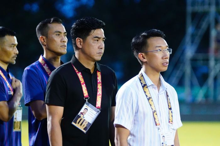  HLV Việt Thắng (áo đen) chưa từng có kinh nghiệm làm thuyền trưởng ở V.League. Ảnh: VPF. 