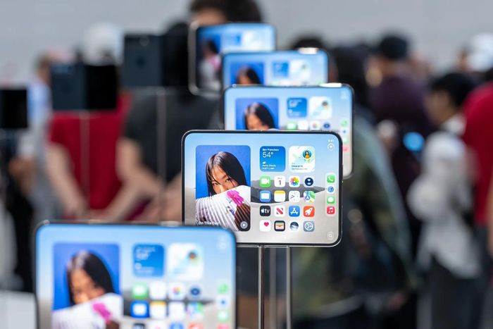  iPhone Duo với màn hình gập. Ảnh: Bloomberg. 