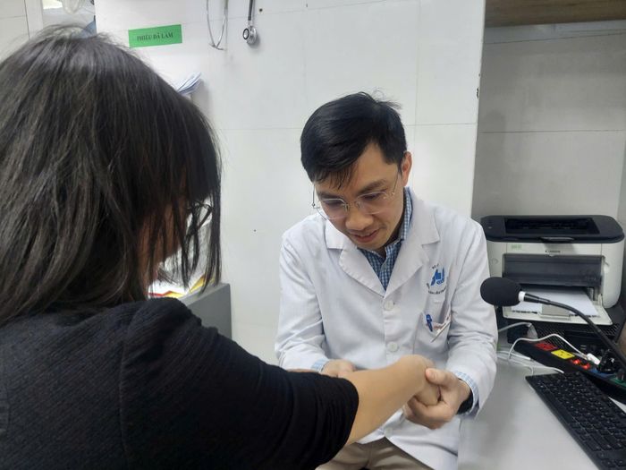 Tiến sĩ, bác sĩ Nguyễn Hữu Quang, Phó trưởng khoa Phẫu thuật tạo hình thẩm mỹ và phục hồi chức năng, Bệnh viện Da liễu Trung ương. Ảnh: BVCC. 