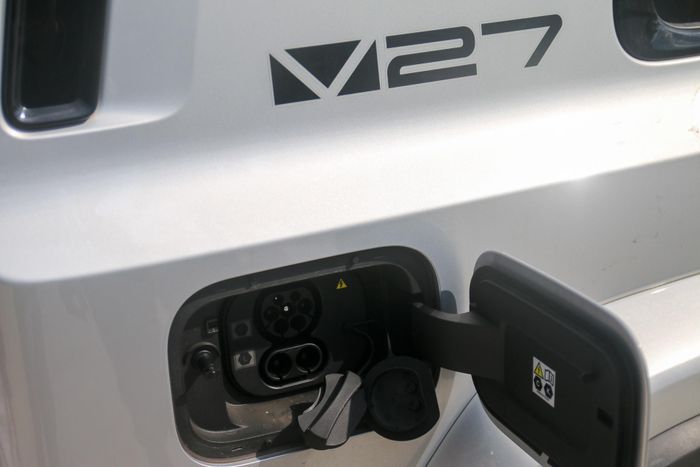 Nếu chỉ sử dụng năng lượng từ gói pin, phạm vi hoạt động tối đa của iCaur V27 là 200 km. Khi pin đủ và xăng đầy, iCaur V27 được công bố có thể vận hành trên quãng đường tối đa 1.200 km. Theo thông tin do hãng cung cấp, iCaur V27 có thể nạp lại 10-80% dung lượng pin trong 17 phút khi kết nối trụ sạc nhanh DC 100 kW.