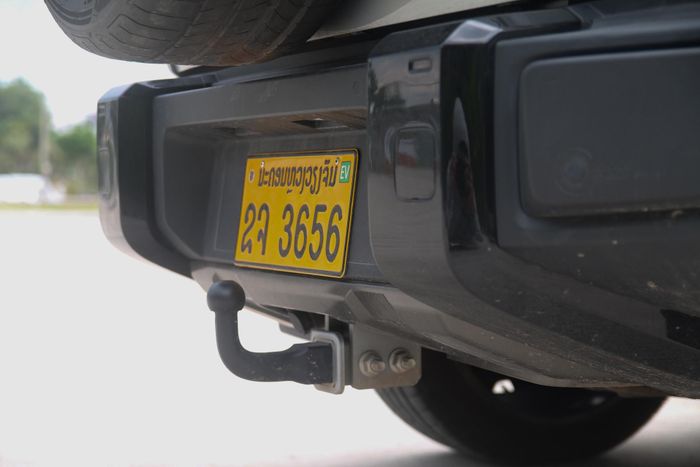 Cụm đèn hậu hình vuông đặt chồng lên nhau. Mẫu SUV địa hình trang bị lốp dự phòng treo ngoài, cản sau trang bị sẵn móc kéo.