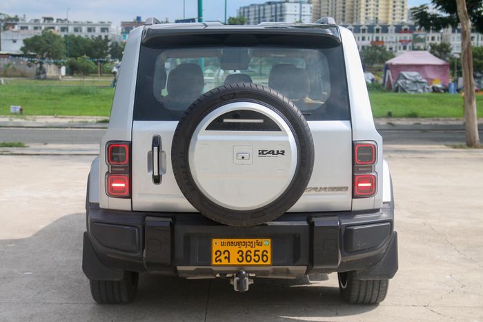 Đuôi xe tuân thủ ngôn ngữ chung, tạo hình vuông vắn với thiết kế nhắm đến sự tối giản.