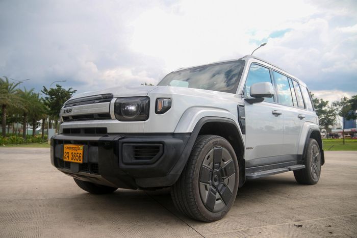 iCaur V27 cung cấp nhiều chế độ lái, bao gồm Eco, Comfort, Sport, Individual, All-Terrain, Slippery, Mud, Loose và Uneven. Mẫu SUV địa hình được cho là có khả năng lội nước sâu 600 mm. Các thông số góc thoát trước và góc thoát sau lần lượt 24 độ và 23 độ.