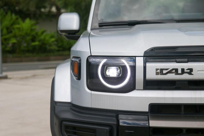 Logo thương hiệu iCaur đặt lệch trên mặt ca-lăng. Cụm đèn chiếu sáng chính dạng LED với tạo hình tròn.