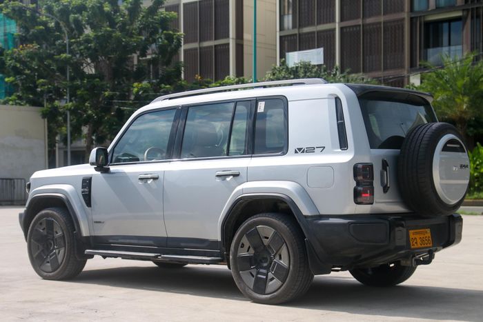 Tổng thể ngoại hình vuông vắn, mặt ca-lăng thẳng đứng, hốc bánh và cản trước/sau dày dặn cùng bộ lốp dự phòng treo ngoài là những yếu tố góp phần nhấn mạnh phong cách địa hình của iCaur V27.