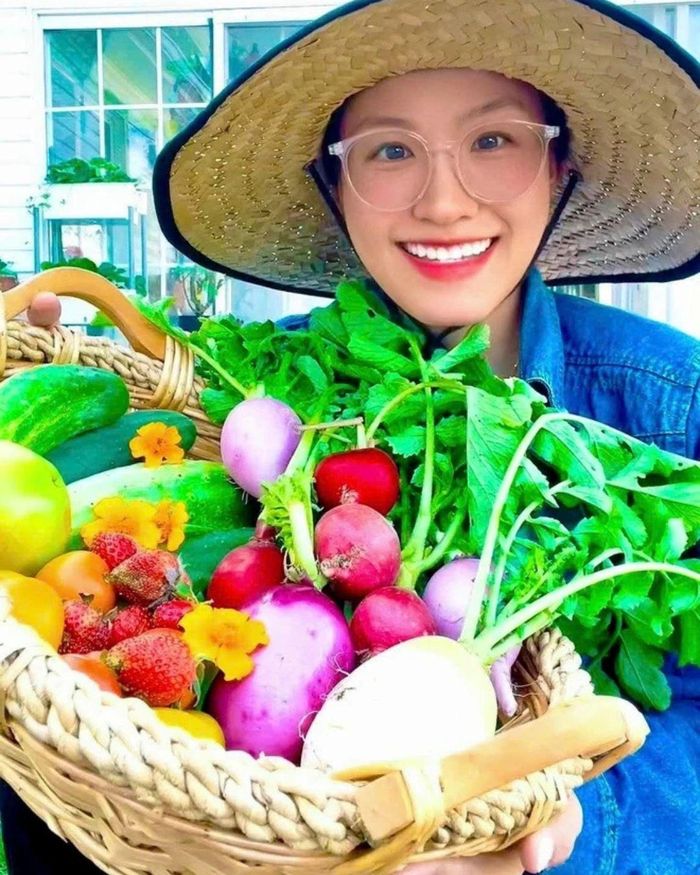 Từ khoảng đất khô cứng quanh nhà, vợ chồng chị Trinh tạo nên khu vườn đầy rau trái, vừa phục vụ gia đình vừa chia sẻ với hàng xóm, bạn bè.