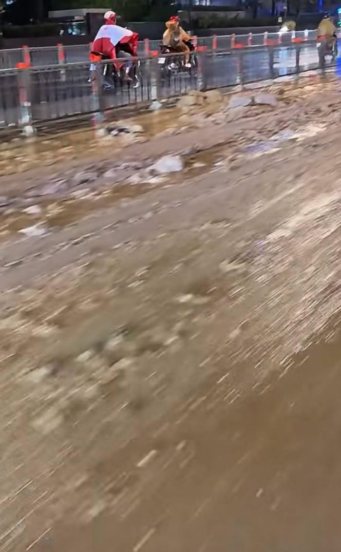 Bùn đất phủ trên mặt đường Cộng Hòa sau khi nhiều xe chở xà bần lưu thông qua khu vực.