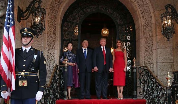  Tổng thống Mỹ Donald Trump và Đệ nhất phu nhân Melania chào đón Chủ tịch Trung Quốc Tập Cận Bình và phu nhân Bành Lệ Viện tại khu nghỉ dưỡng Mar-a-Lago tháng 4/2017. Ảnh: Reuters. 