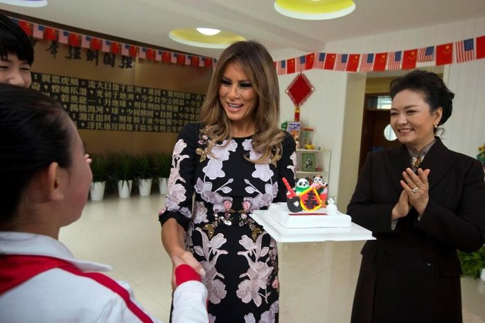  Đệ nhất phu nhân Mỹ Melania Trump bắt tay một học sinh sau khi nhận món quà làm từ bột trong chuyến thăm Trường Tiểu học Banchang trong chuyến thăm Trung Quốc năm 2017. Ảnh: Reuters. 
