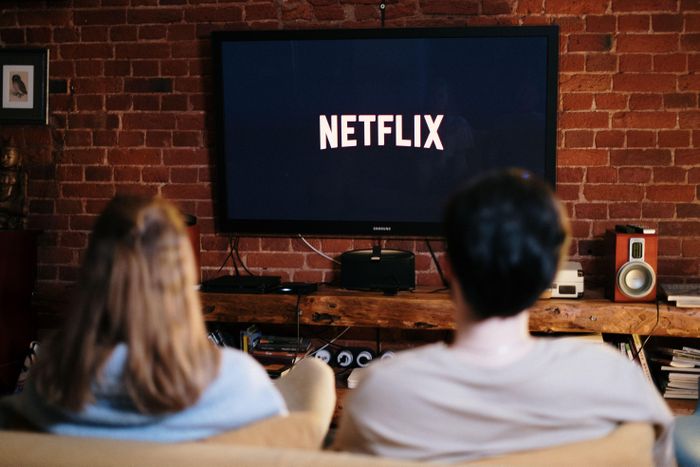  Xem TV và điện thoại dần thay thế thói quen đọc sách giải trí của thanh thiếu niên. Ảnh minh họa: cottonbro studio/Pexels. 