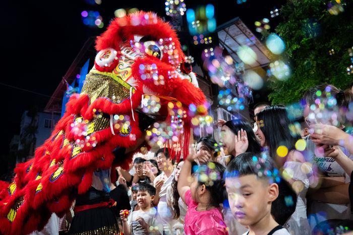  Tại phố Hàng Mã đoạn giao với phố Hàng Đồng, đoàn múa lân tổ chức nhiều hoạt động biểu diễn sôi động, thu hút đông đảo người xem. 