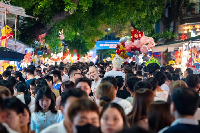  Tuyến phố dài khoảng 300 m chật ních người tham quan tối 20/9. Theo UBND phường Hoàn Kiếm, phố Hàng Mã thực hiện cấm đường đoạn từ Hàng Đường đến Hàng Cót để tổ chức Chợ Trung thu truyền thống phục vụ người dân, du khách tham quan, mua sắm và trải nghiệm đến hết 25/9. 