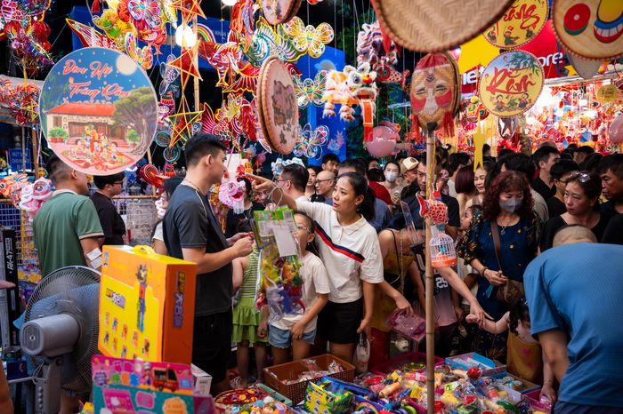  Các gian hàng trên phố Hàng Mã ghi nhận lượng khách hàng tăng đột biến tối 20/9. 