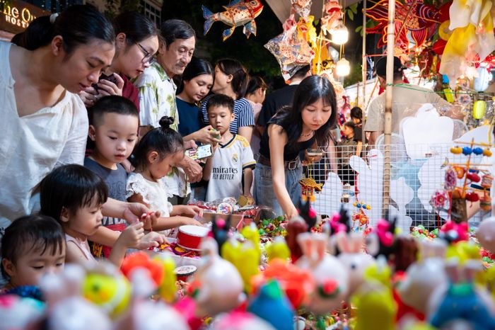  Sinh sống và lớn lên tại Hà Nội, chị Mai Thu (áo đen, 28 tuổi, phường Vĩnh Tuy) cứ Trung thu là lên phố Hàng Mã chơi. Năm nay, chị nhận thấy điểm khác biệt so với mọi năm là các cửa hàng hạn chế bày bán hàng hóa ra phía ngoài, tránh lấn chiếm vỉa hè. "Cuối tuần tôi đến, tuyến phố được ngăn lại để làm phố đi bộ. Không khí vẫn đông vui và nhộn nhịp như một phần đặc trưng của Hàng Mã mỗi dịp Trung thu", chị Thu nói. 