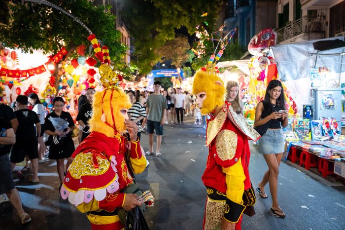  Bên cạnh chợ Trung thu truyền thống, khu phố cổ Hà Nội còn diễn ra nhiều hoạt động văn hóa Trung thu khác, gồm chương trình "Lưu trăng phố cổ 2026" tại số 22 Hàng Buồm, không gian "Đón trăng" tại Ngôi nhà Di sản 87 Mã Mây và không gian sáng tạo về đầu sư tử truyền thống tại Trung tâm Thông tin văn hóa Hồ Gươm, số 2 Lê Thái Tổ. 