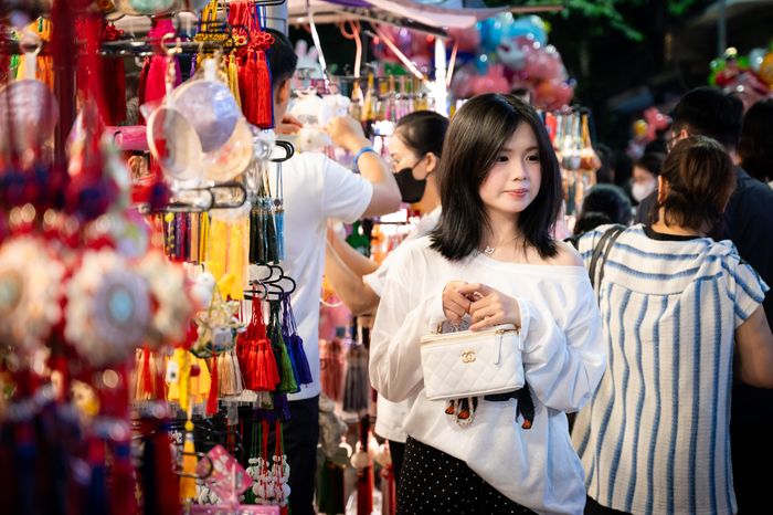  Phố Hàng Mã luôn là điểm đến yêu thích của những bạn trẻ thích check-in, chụp ảnh mỗi dịp Trung thu. Nhiều bạn trẻ mua phụ kiện tại các cửa hàng để được chủ quán cho phép chụp ảnh. 