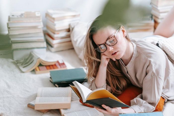 Người thích đọc sách thường được gắn thêm biệt danh là tên sinh vật nhỏ bé, bền bỉ và lặng lẽ làm công việc của mình. Ảnh minh họa: George Milton/Pexels. 