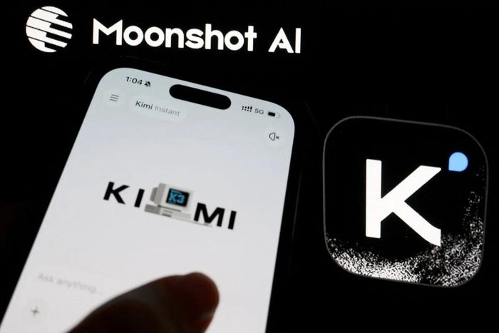  Moonshot AI được hiển thị bên cạnh ứng dụng Kimi trên điện thoại di động. Ảnh: Reuters. 
