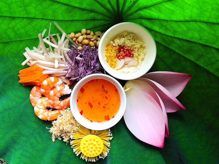 Món gỏi, nộm ngó sen nên được sơ chế kỹ và ưu tiên nguyên liệu đã qua xử lý nhiệt để giảm nguy cơ nhiễm vi sinh vật, ký sinh trùng từ môi trường nước. Ảnh: Dương Ết.