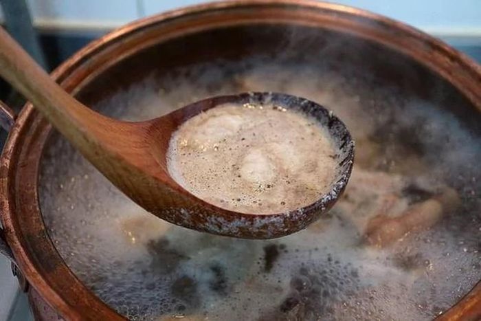  Chần trước khi nấu có thể giúp loại bỏ một phần tạp chất và giảm mùi, nhưng không thay thế việc làm sạch và nấu chín thực phẩm. Ảnh: Baidu.