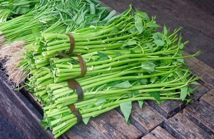  Rau muống, rau sam và cần tây chứa axit oxalic, chất có thể kết hợp với canxi trong đường tiêu hóa tạo thành oxalat, làm giảm khả năng hấp thu canxi. Ảnh: Unsplash.