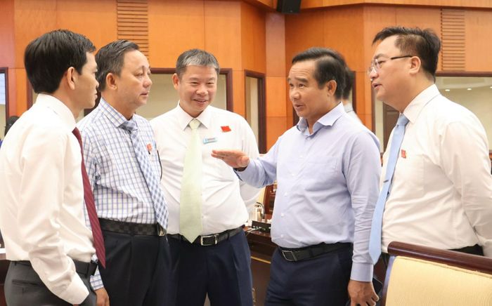 Chủ tịch UBND TP.HCM Nguyễn Văn Được (thứ 2 từ phải sang) trao đổi cùng đại biểu tại kỳ họp. Ảnh: Phan Anh.